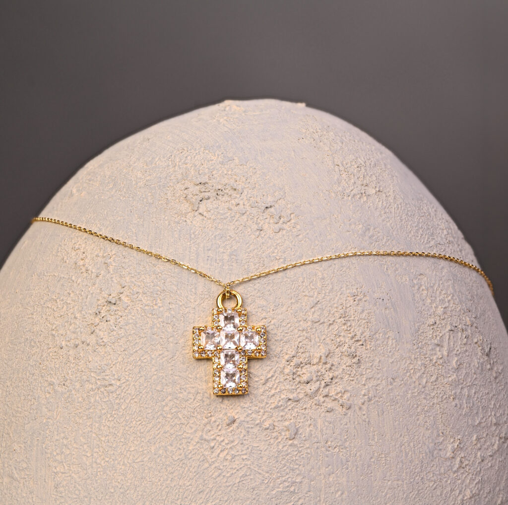 Kette mit Kreuz - Schmuckfotografie