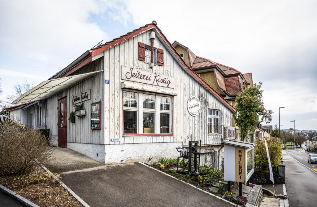 Das Haus der Seilerei Kislig von aussen fotografiert. Ein sch&ouml;nes Holzhaus.