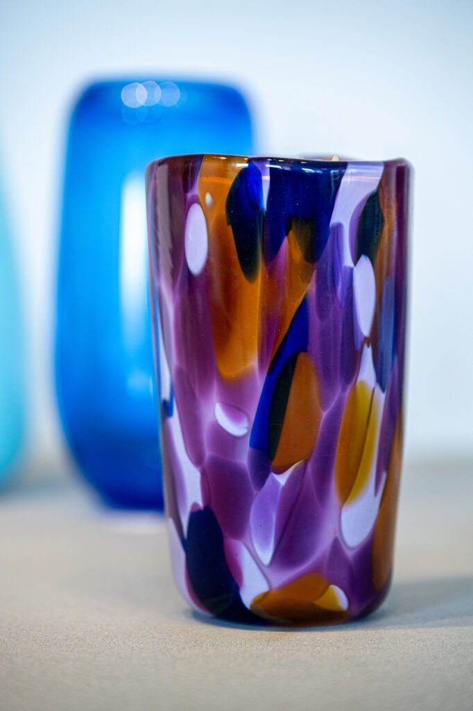 Produktaufnahme einer Vase in welcher verschiedene Farben verlaufen.